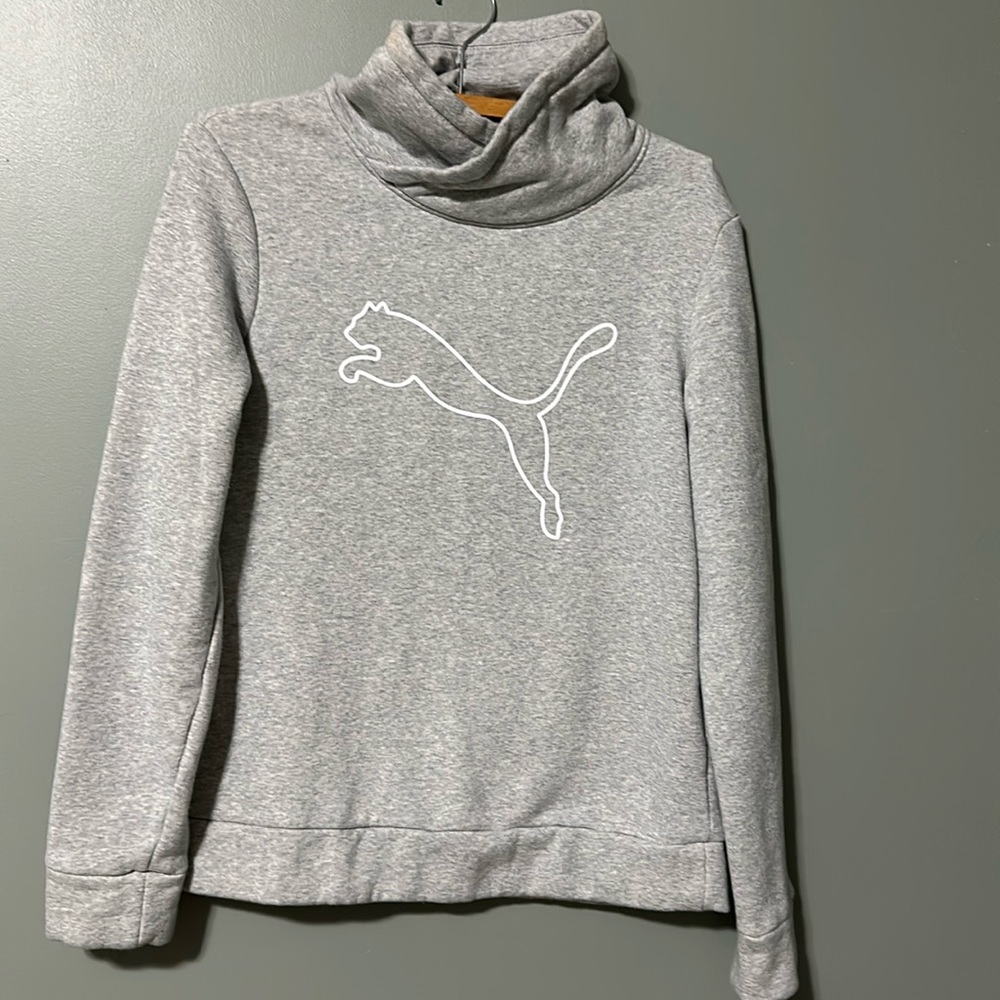 Puma Women’s Medium Sweatshirt. Never worn but has been washed. Great condition.